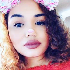 Meet your Posher, Estefania